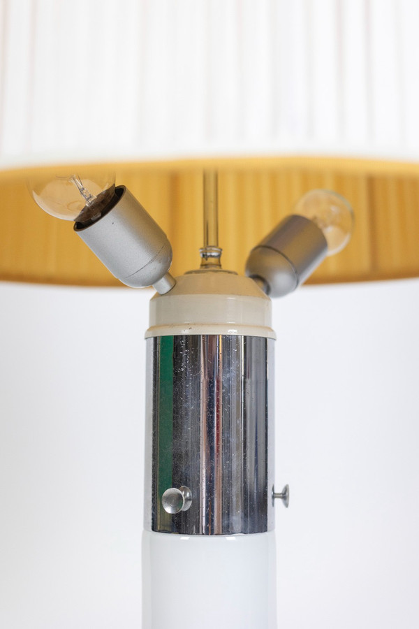 Lampe en verre blanc à décor d’une spirale marron et jaune, années 1970