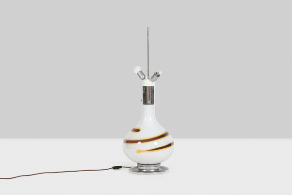 Lampe en verre blanc à décor d’une spirale marron et jaune, années 1970