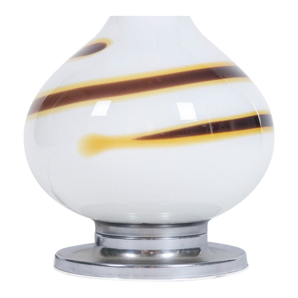 Lampe en verre blanc à décor d’une spirale marron et jaune, années 1970