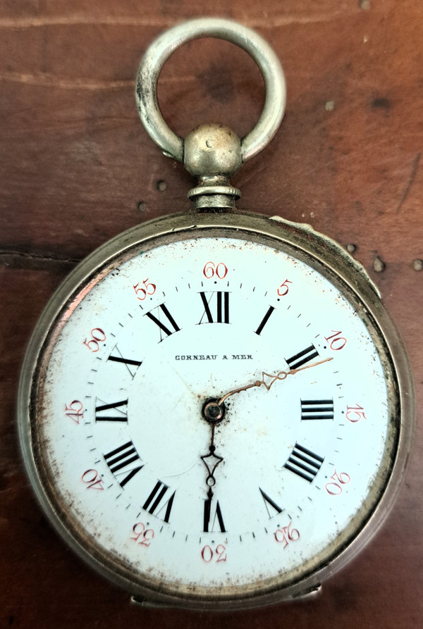 Taschenuhr mit ihrer silbernen Klappschatulle