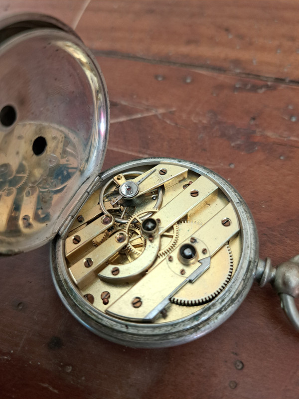 Taschenuhr mit ihrer silbernen Klappschatulle