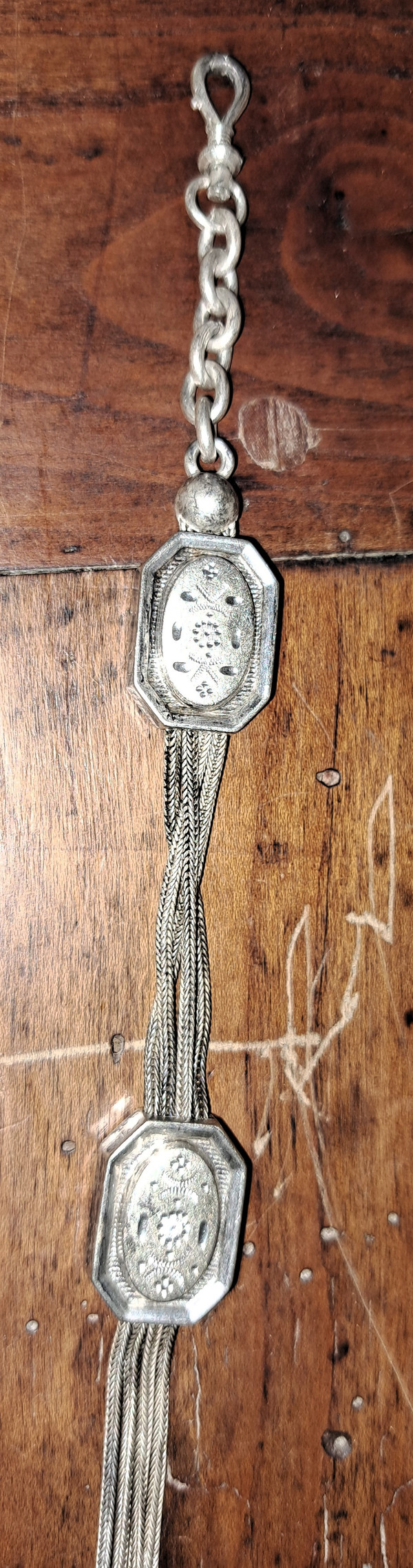 Taschenuhr mit ihrer silbernen Klappschatulle