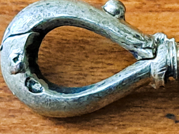 Taschenuhr mit ihrer silbernen Klappschatulle