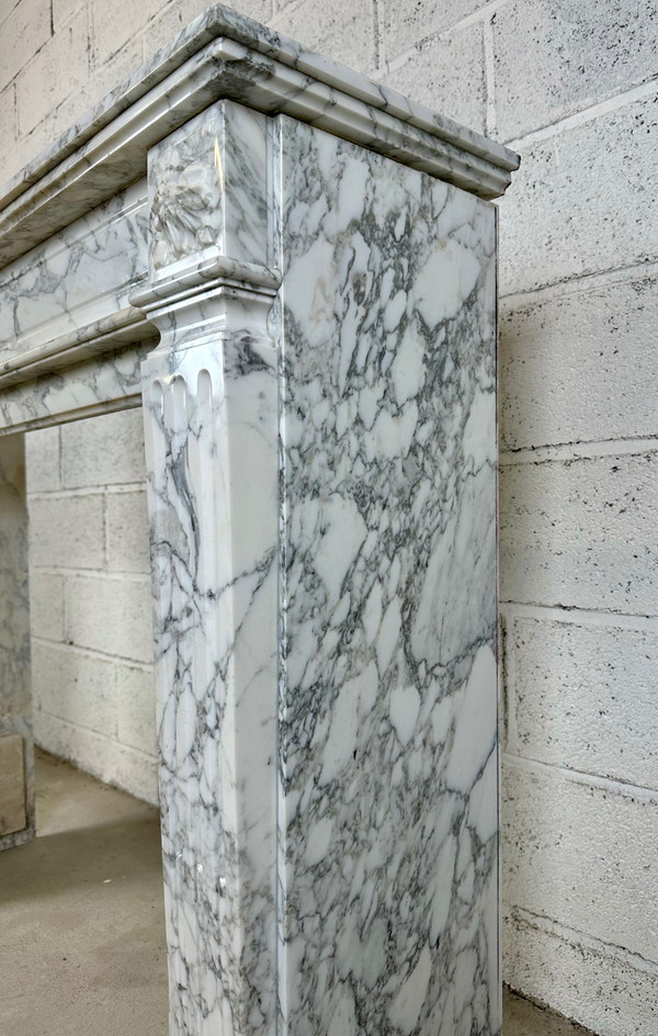 Cheminée en marbre blanc de style Louis XVI 