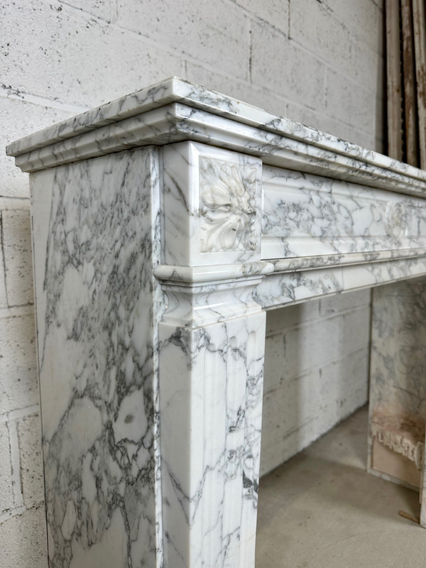 Cheminée en marbre blanc de style Louis XVI 