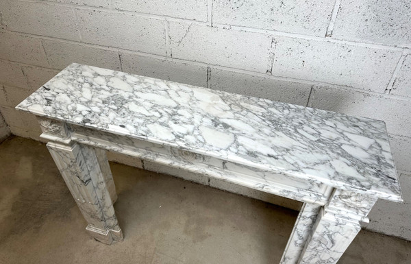 Cheminée en marbre blanc de style Louis XVI 