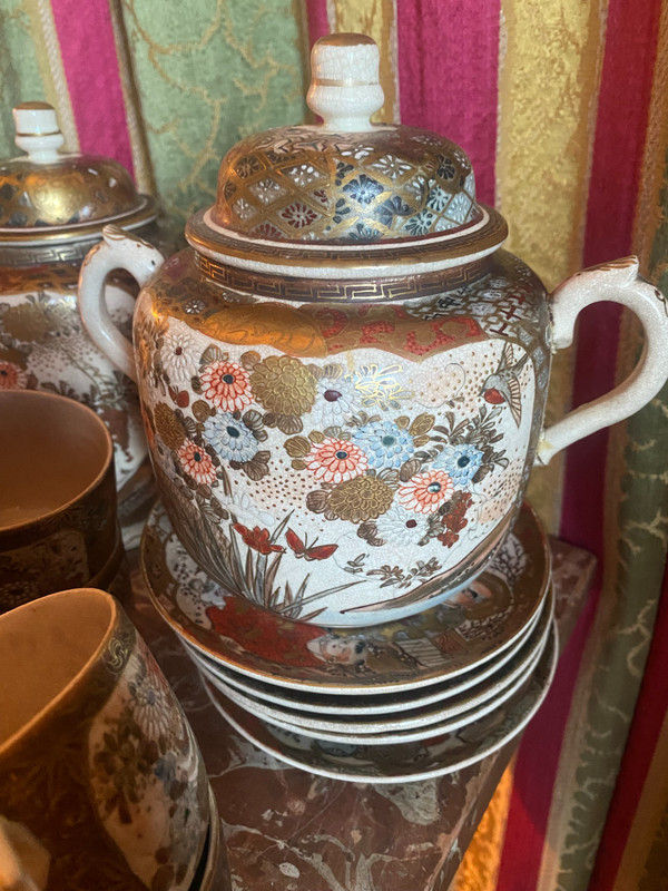 Raro servizio da caffè da sei tazze "Satsuma" Giappone XIX secolo riccamente decorato con scene e fiori su terra smaltata