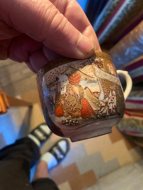 Raro servizio da caffè da sei tazze "Satsuma" Giappone XIX secolo riccamente decorato con scene e fiori su terra smaltata