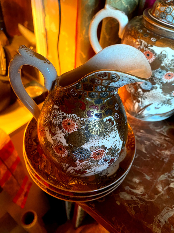 Raro servizio da caffè da sei tazze "Satsuma" Giappone XIX secolo riccamente decorato con scene e fiori su terra smaltata