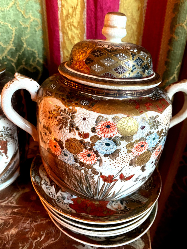 Raro servizio da caffè da sei tazze "Satsuma" Giappone XIX secolo riccamente decorato con scene e fiori su terra smaltata