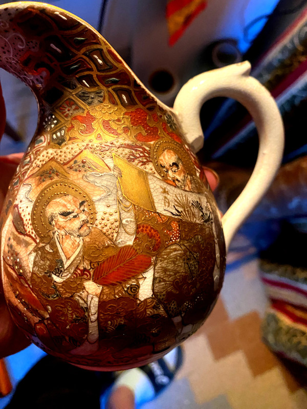 Raro servizio da caffè da sei tazze "Satsuma" Giappone XIX secolo riccamente decorato con scene e fiori su terra smaltata