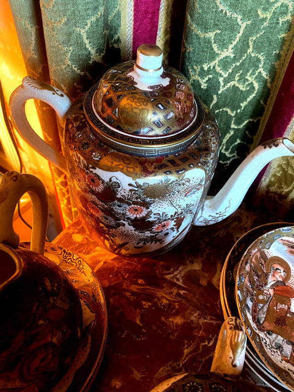 Raro servizio da caffè da sei tazze "Satsuma" Giappone XIX secolo riccamente decorato con scene e fiori su terra smaltata