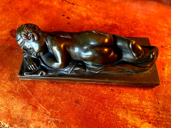 Bellissima medaglia in patina di bronzo raffigurante un "Putto", nudo addormentato su un lenzuolo del XIX secolo
