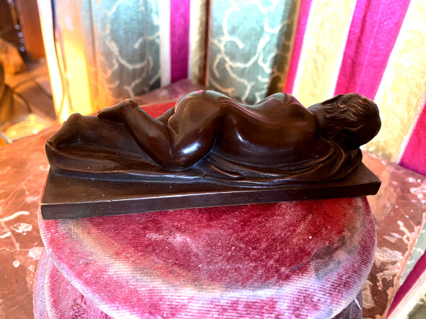 Bellissima medaglia in patina di bronzo raffigurante un "Putto", nudo addormentato su un lenzuolo del XIX secolo