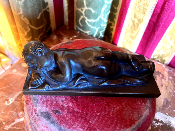 Bellissima medaglia in patina di bronzo raffigurante un "Putto", nudo addormentato su un lenzuolo del XIX secolo