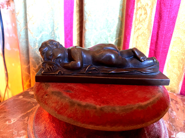 Bellissima medaglia in patina di bronzo raffigurante un "Putto", nudo addormentato su un lenzuolo del XIX secolo