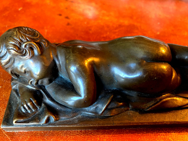 Bellissima medaglia in patina di bronzo raffigurante un "Putto", nudo addormentato su un lenzuolo del XIX secolo
