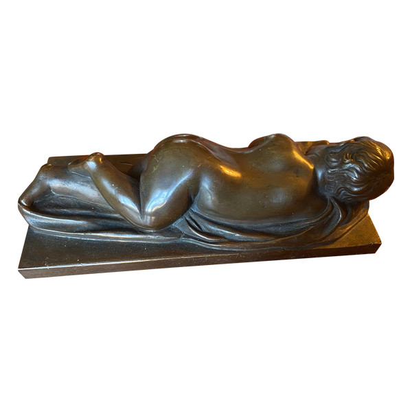 Bellissima medaglia in patina di bronzo raffigurante un "Putto", nudo addormentato su un lenzuolo del XIX secolo