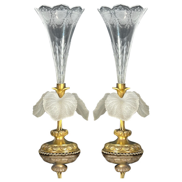 PAIR OF CORNET-SHAPED SOLIFLORAS WITH FLOWERS IN OPAQUE GLASS PASTE