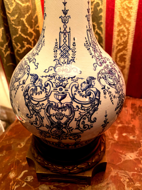 Lampe de salon électrifiée d'une ancienne lampe à pétrole en porcelaine blanche à décor à la Bérain bleu époque 19ème