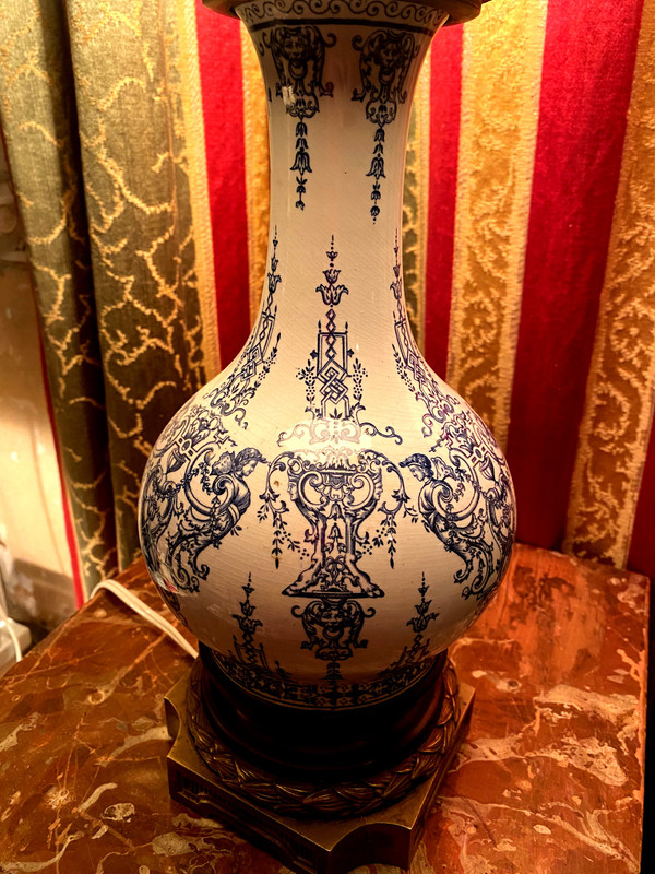 Lampe de salon électrifiée d'une ancienne lampe à pétrole en porcelaine blanche à décor à la Bérain bleu époque 19ème