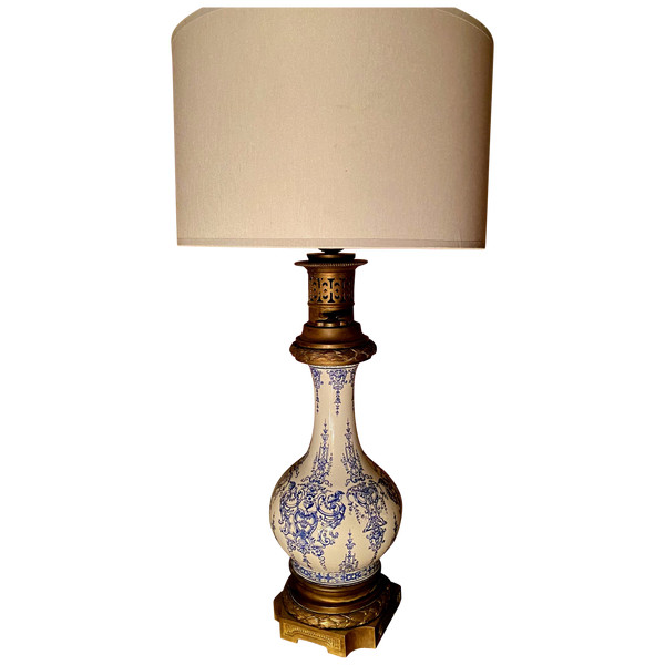 Lampe de salon électrifiée d'une ancienne lampe à pétrole en porcelaine blanche à décor à la Bérain bleu époque 19ème