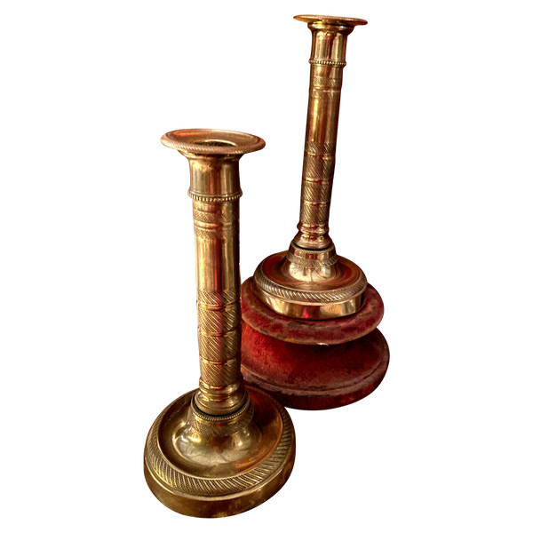 Very beautiful pair of First Empire period candlesticks in guilloché polished bronze called columnar