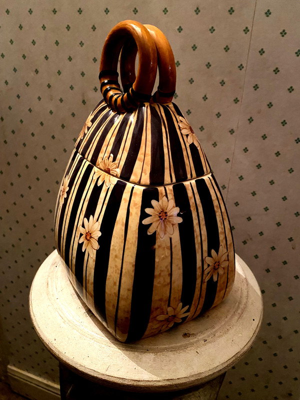 Decorated earthenware from the "60s" in the image of a handbag with a lid closing an empty pocket