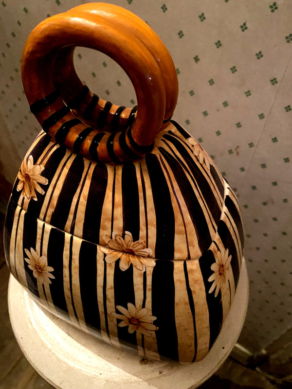 Decorated earthenware from the "60s" in the image of a handbag with a lid closing an empty pocket