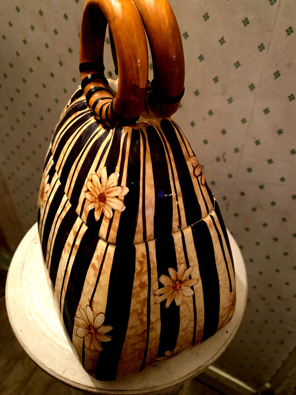 Decorated earthenware from the "60s" in the image of a handbag with a lid closing an empty pocket