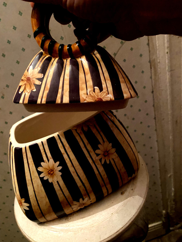 Decorated earthenware from the "60s" in the image of a handbag with a lid closing an empty pocket