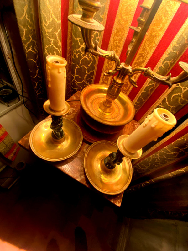 Pair of charming Empire/Restoration style table candlesticks in gilded bronze and dark green patina