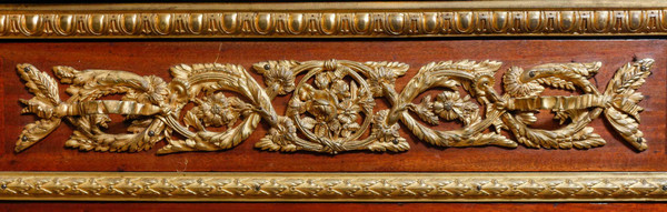 A piece of furniture at support height from the late 19th century