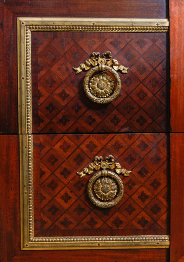 A piece of furniture at support height from the late 19th century
