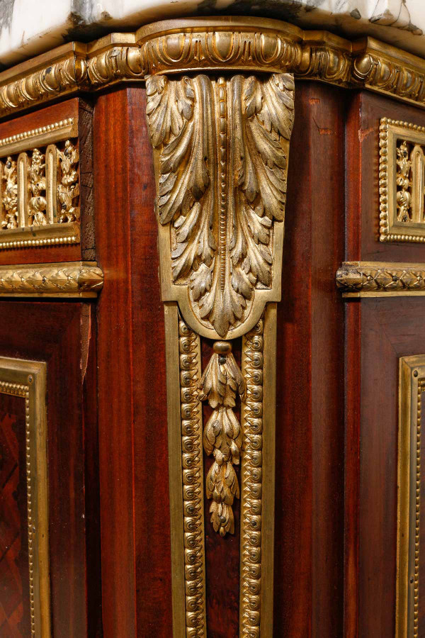 A piece of furniture at support height from the late 19th century
