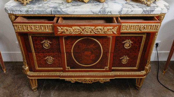 A piece of furniture at support height from the late 19th century