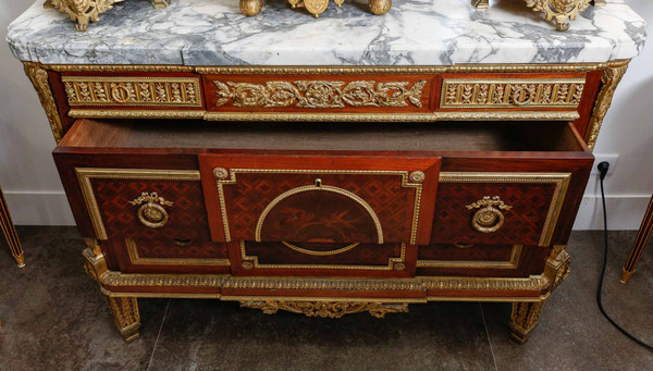 A piece of furniture at support height from the late 19th century