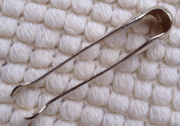 Silver metal sugar tongs model Ribbons goldsmith Christofle