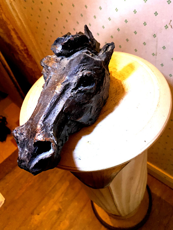 Espressiva testa di cavallo in terracotta colorata firmata da Raider Catrubuten degli anni '60/'70