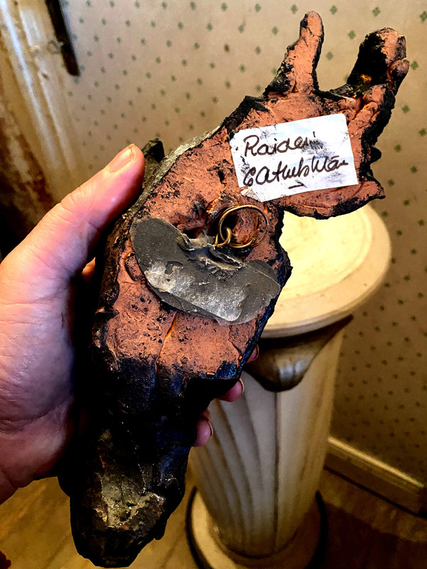 Espressiva testa di cavallo in terracotta colorata firmata da Raider Catrubuten degli anni '60/'70