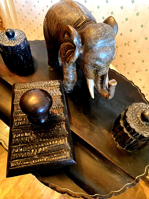 Very original double inkwell with elephant trompe en l'air in carved rosewood from the 1930s Colonial and its matching blotting pad