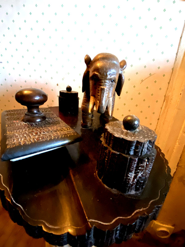 Very original double inkwell with elephant trompe en l'air in carved rosewood from the 1930s Colonial and its matching blotting pad