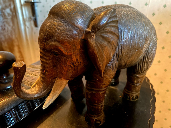Very original double inkwell with elephant trompe en l'air in carved rosewood from the 1930s Colonial and its matching blotting pad