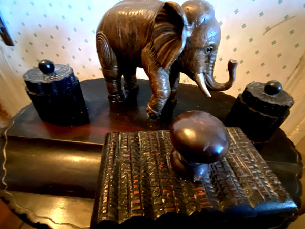 Very original double inkwell with elephant trompe en l'air in carved rosewood from the 1930s Colonial and its matching blotting pad