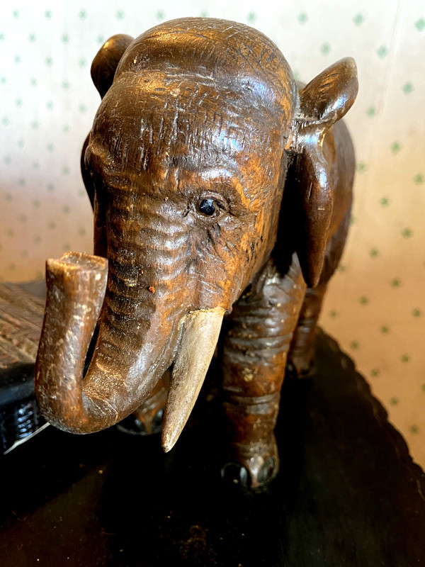 Very original double inkwell with elephant trompe en l'air in carved rosewood from the 1930s Colonial and its matching blotting pad