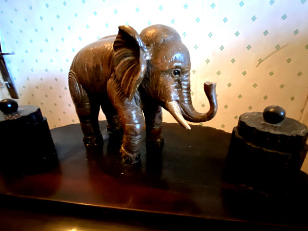 Very original double inkwell with elephant trompe en l'air in carved rosewood from the 1930s Colonial and its matching blotting pad