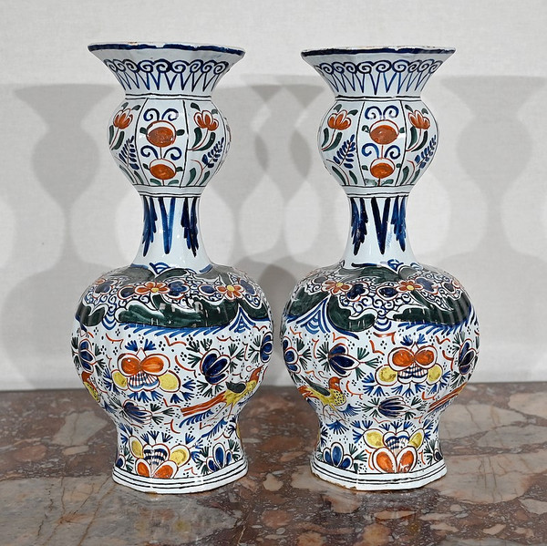 Paire de Vases en Faïence Polychrome de Delft – XIXe