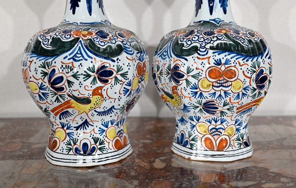 Paire de Vases en Faïence Polychrome de Delft – XIXe