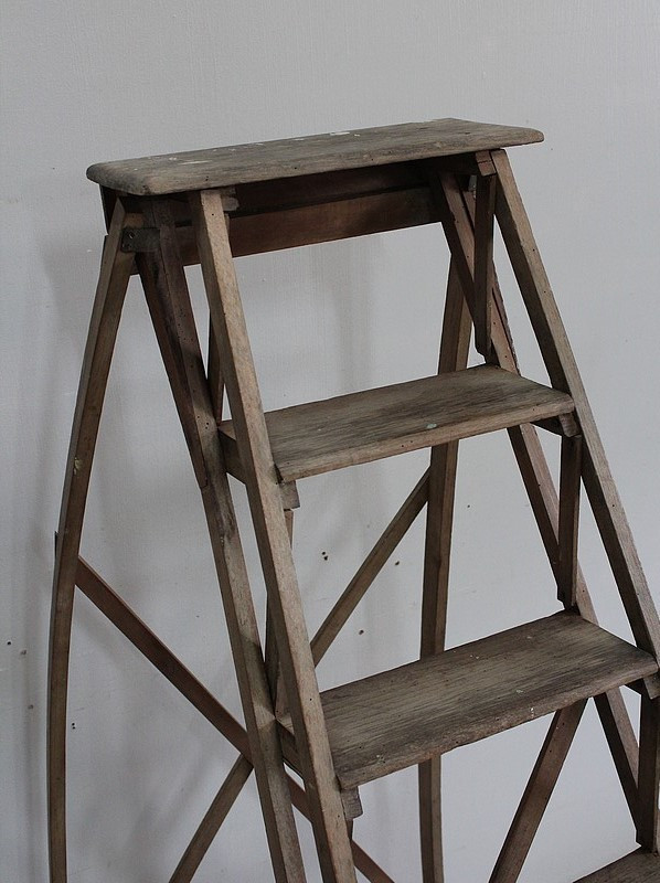 Escabeau de Métier Pliable en Hêtre – 1940