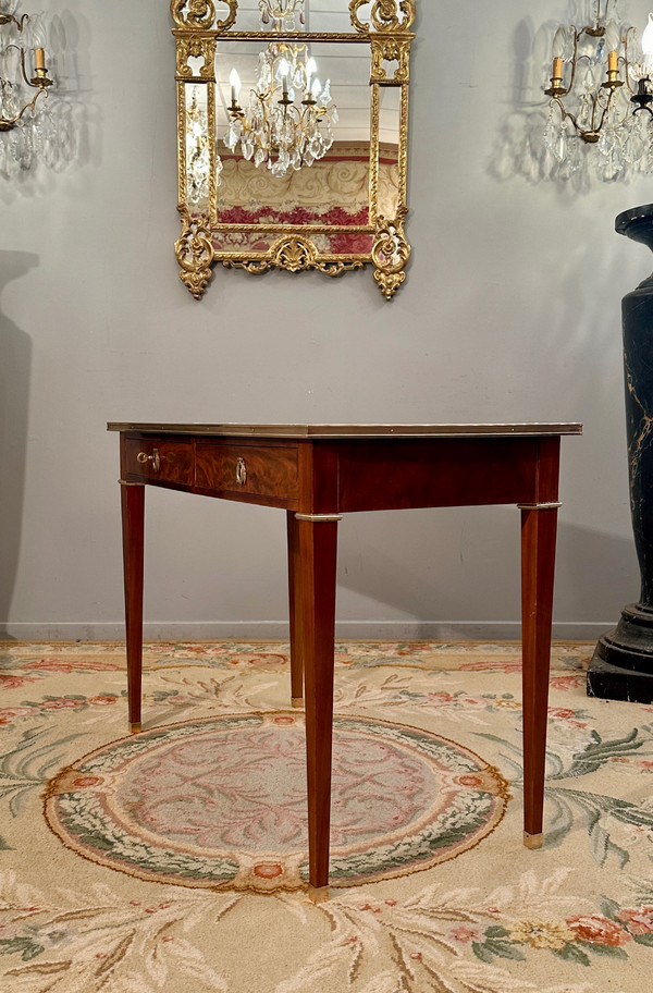 Piccola scrivania piatta in mogano in stile Luigi XVI circa 1800
